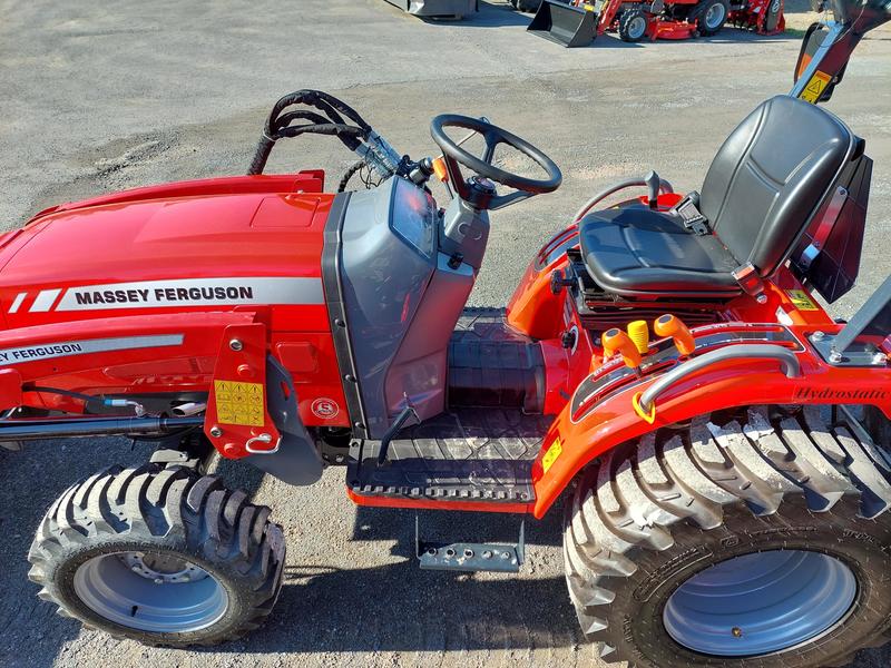 Tractors  Massey Ferguson 1526HL Compact Tractor with Loader Photo